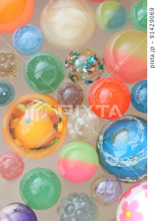 地球やカラフルなスーパーボール 91429069