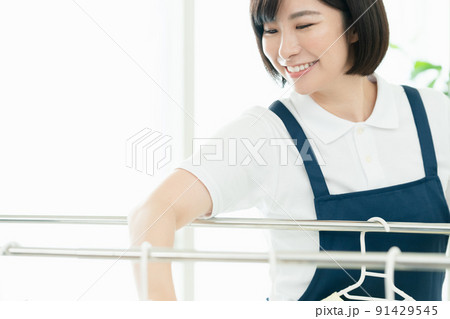 洗濯物を干す家事代行スタッフ 洗濯物を干す家事代行スタッフ 91429545