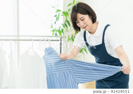 洗濯物を干す家事代行スタッフ 洗濯物を干す家事代行スタッフ 91429551