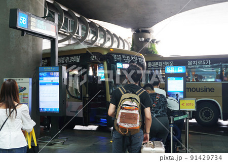 韓国旅行・仁川空港でソウル行きのリムジンバスを待っている観光客 91429734