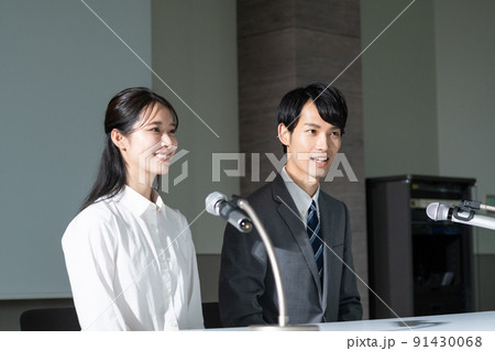 会見をするビジネスマン 会見をするビジネスマン 91430068