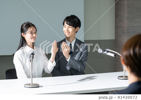 婚約指輪を見せる入籍する有名カップル(結婚会見・婚約会見・婚約発表・記者会見) 婚約指輪を見せる入籍する有名カップル(結婚会見・婚約会見・婚約発表・記者会見) 91430072