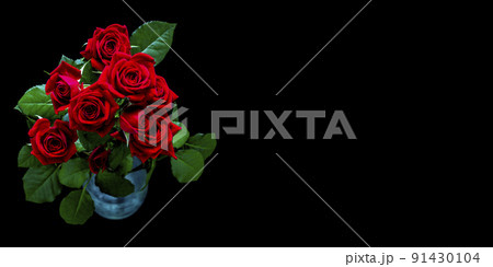 黒背景に真っ赤なバラの花束素材 91430104