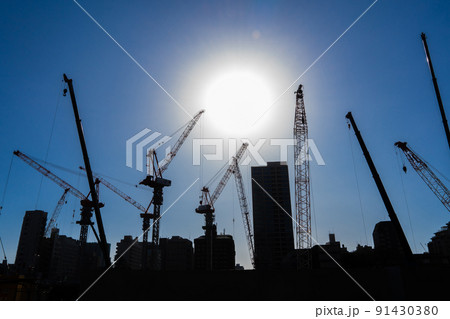 高層ビル建設のタワークレーンのシルエット 91430380