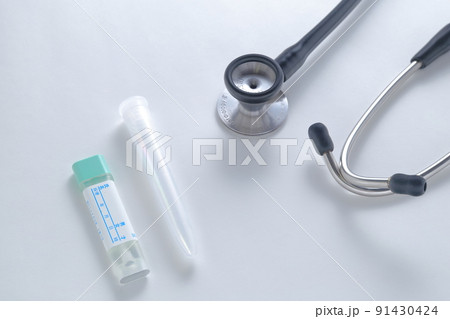 健康診断 検査キットのイメージ(尿検査、大腸検査、聴診器) 健康診断 検査キットのイメージ(尿検査、大腸検査、聴診器) 91430424