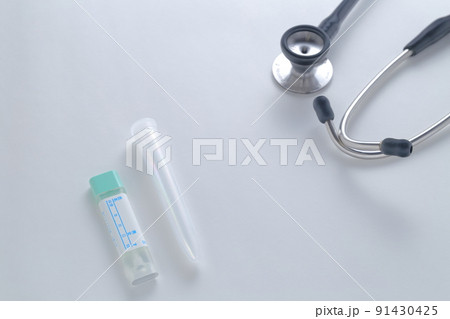 健康診断 検査キットのイメージ(尿検査、大腸検査、聴診器) 健康診断 検査キットのイメージ(尿検査、大腸検査、聴診器) 91430425