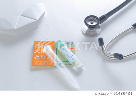 健康診断 検査キットのイメージ(尿検査、大腸検査、聴診器) 健康診断 検査キットのイメージ(尿検査、大腸検査、聴診器) 91430431