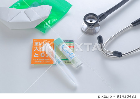 健康診断 検査キットのイメージ(尿検査、大腸検査、聴診器) 健康診断 検査キットのイメージ(尿検査、大腸検査、聴診器) 91430433