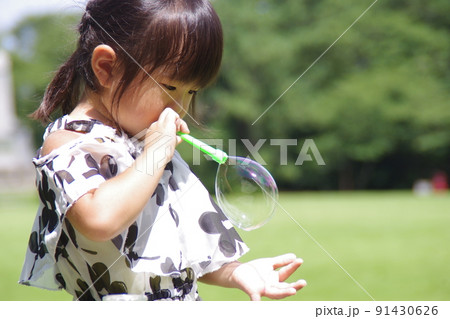 夏のシャボンの少女 91430626