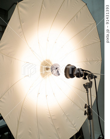 写真スタジオの照明　ストロボ 91431393
