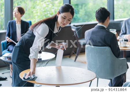 テーブルを拭くウェイトレス 91431864