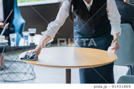 テーブルを拭くウェイトレス 91431869