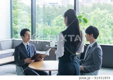 カフェで働くウェイトレス 91431954