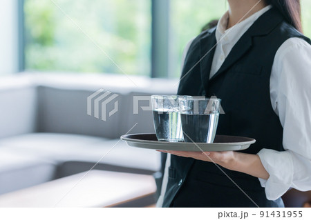 カフェで働くウェイトレス 91431955