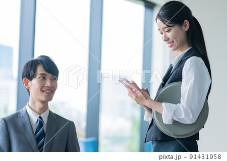 カフェで働くウェイトレス 91431958