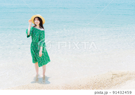 海辺に立つ女性 91432459