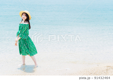海辺に立つ女性 91432464