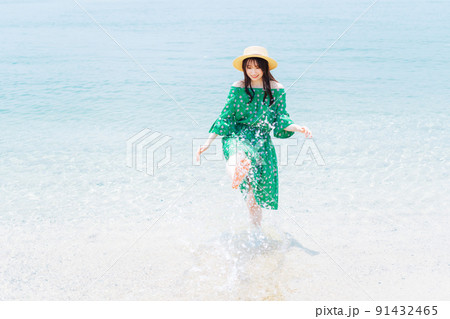 海水を蹴る女性 91432465