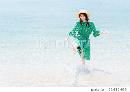 海水を蹴る女性 91432466