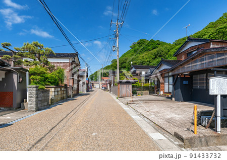 【新潟県出雲崎町】4kimに及ぶ出雲崎町の妻入りの街並みは今も大切に保存されている。 91433732