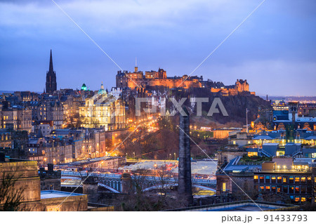Old town Edinburgh and Edinburgh castle 91433793
