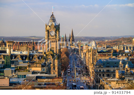 Old town Edinburgh and Edinburgh castle 91433794