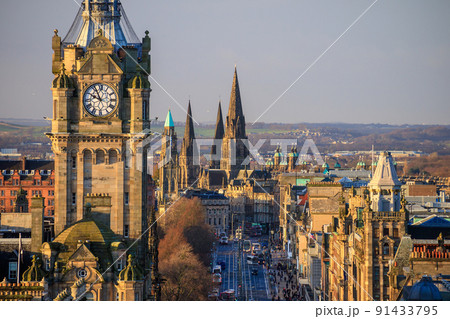 Old town Edinburgh and Edinburgh castle 91433795