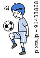 リフティングするサッカー少年 91433868