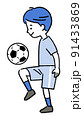 リフティングするサッカー少年 91433869