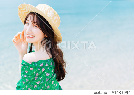 若い女性のリゾートイメージ 91433994