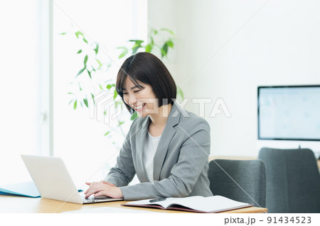 パソコンに向かうビジネスウーマン 91434523