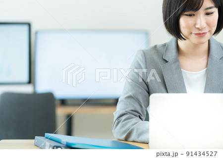 パソコンに向かうビジネスウーマン パソコンに向かうビジネスウーマン 91434527