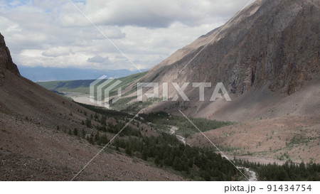 Mountains of Aktru valley with river and forest under white clouds in Altai 91434754