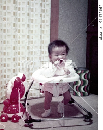 昭和50年代 歩行器で歩く赤ちゃんと昭和のおもちゃ 昭和50年代 歩行器で歩く赤ちゃんと昭和のおもちゃ 91435662