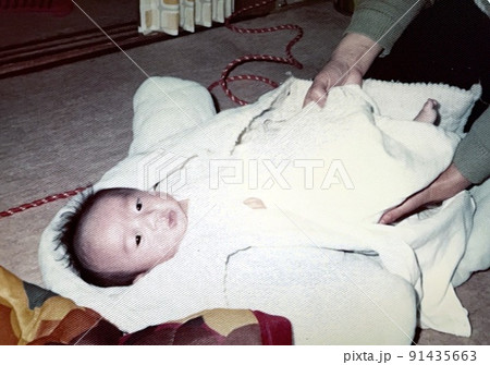 昭和50年代 屋内で横になる赤ちゃん 昭和50年代 屋内で横になる赤ちゃん 91435663