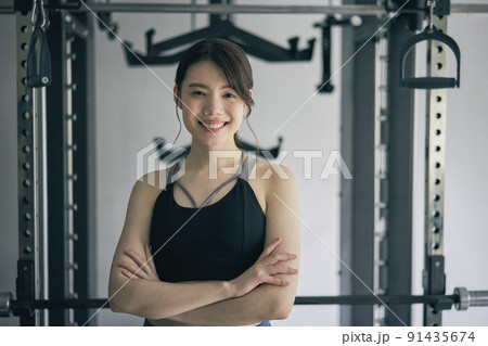 スポーツジム　トレーニング　女性 91435674