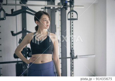 スポーツジム　トレーニング　女性 91435675