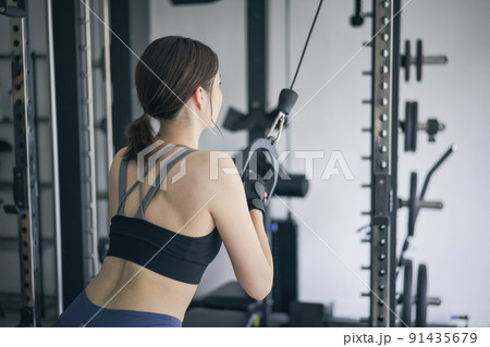 スポーツジム　トレーニング　女性 91435679