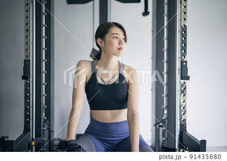 スポーツジム　トレーニング　女性 91435680
