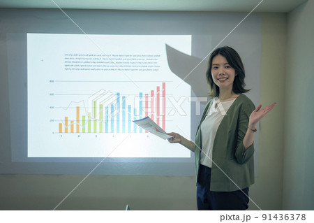 プレゼンテーション　女性 91436378