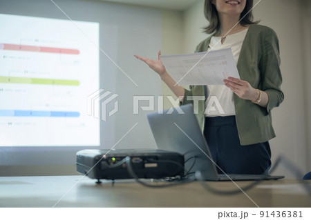 プレゼンテーション　女性 91436381