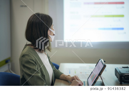 ビジネスシーン　会議　プロジェクター　女性 91436382