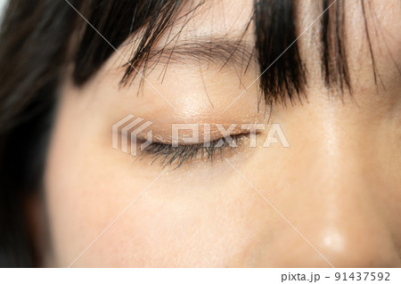アイメイクして瞳を閉じる女性 91437592
