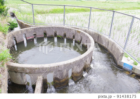 長野県の灌漑施設 西天竜幹線水路 円筒分水群「久保20号」 特徴的な灌漑施設 長野県の灌漑施設 西天竜幹線水路 円筒分水群「久保20号」 特徴的な灌漑施設 91438175