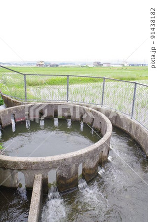 長野県の灌漑施設　西天竜幹線水路　円筒分水群「久保20号」　特徴的な灌漑施設 91438182