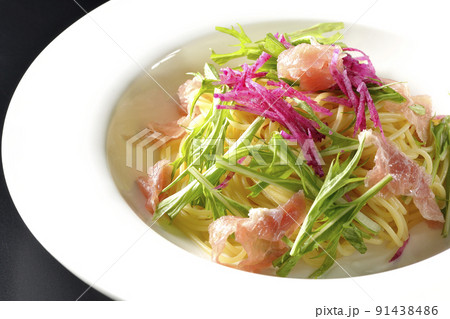 赤大根や水菜、生ハム、カッペリーニを使用した冷製パスタを黒背景で撮影 赤大根や水菜、生ハム、カッペリーニを使用した冷製パスタを黒背景で撮影 91438486
