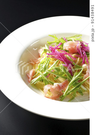 赤大根や水菜、生ハム、カッペリーニを使用した冷製パスタを黒背景で撮影 91438491
