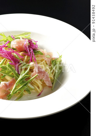 赤大根や水菜、生ハム、カッペリーニを使用した冷製パスタを黒背景で撮影 赤大根や水菜、生ハム、カッペリーニを使用した冷製パスタを黒背景で撮影 91438492
