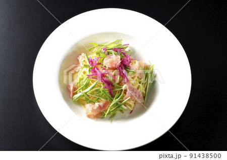 赤大根や水菜、生ハム、カッペリーニを使用した冷製パスタを黒背景で俯瞰撮影 赤大根や水菜、生ハム、カッペリーニを使用した冷製パスタを黒背景で俯瞰撮影 91438500
