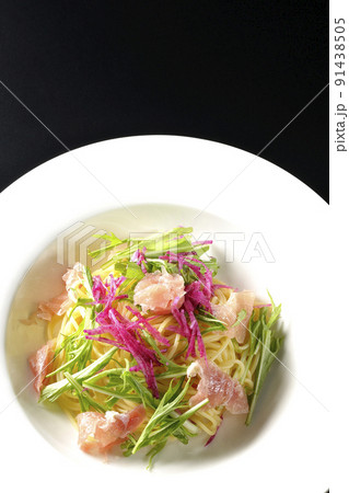 赤大根や水菜、生ハム、カッペリーニを使用した冷製パスタを黒背景で俯瞰撮影 赤大根や水菜、生ハム、カッペリーニを使用した冷製パスタを黒背景で俯瞰撮影 91438505